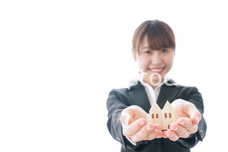 不動産の営業をするビジネスウーマン