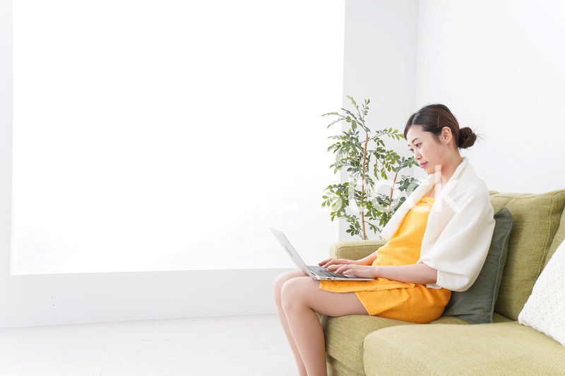 お風呂上がりにスマホをいじる女性