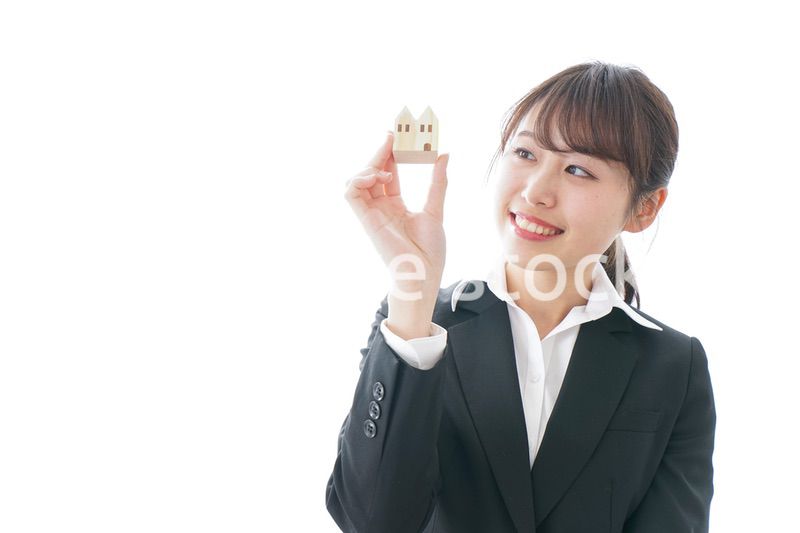 不動産の営業をするビジネスウーマン