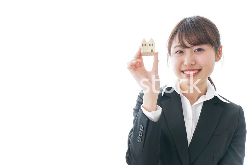 不動産の営業をするビジネスウーマン