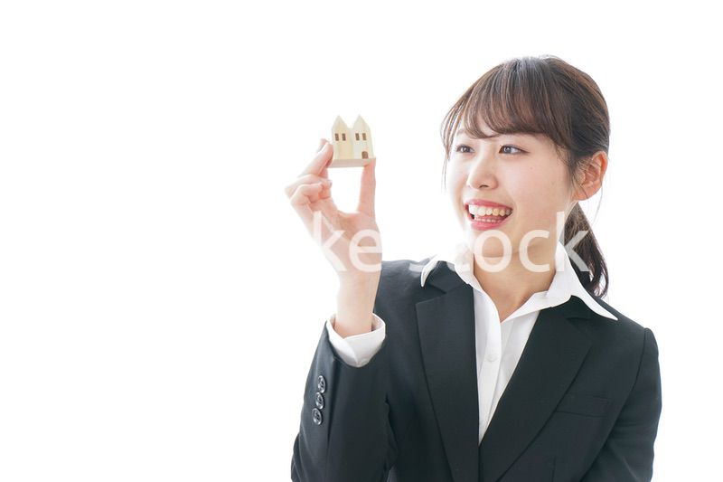不動産の営業をするビジネスウーマン