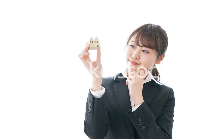 不動産の営業をするビジネスウーマン