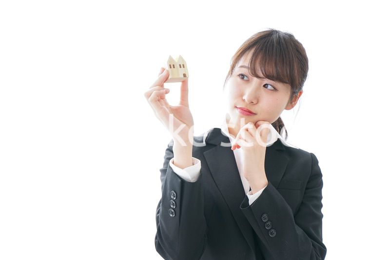 不動産の営業をするビジネスウーマン