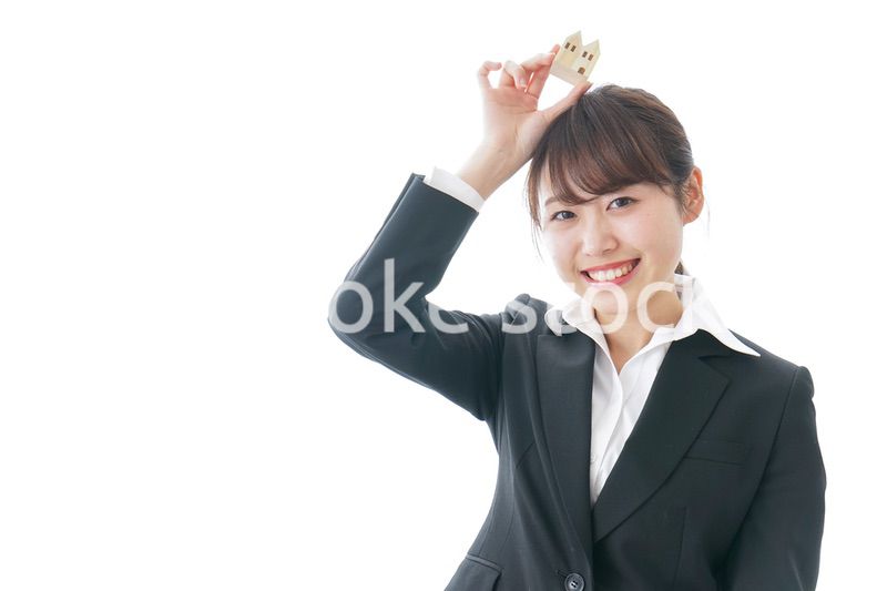 不動産の営業をするビジネスウーマン