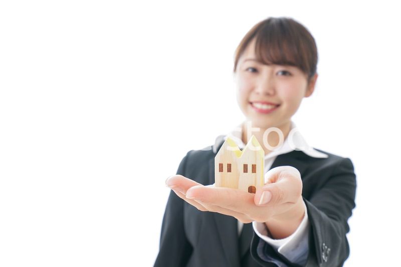不動産の営業をするビジネスウーマン