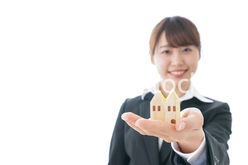 不動産の営業をするビジネスウーマン