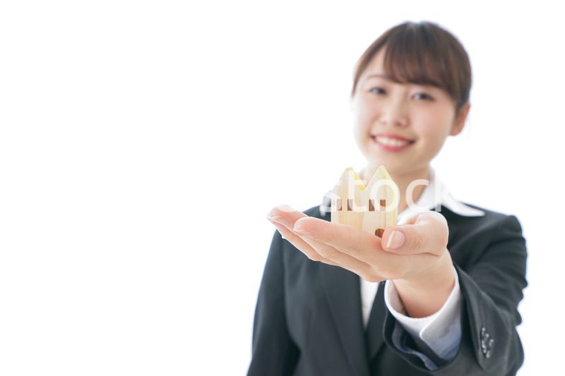 不動産の営業をするビジネスウーマン