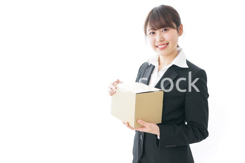 ダンボールを持つビジネスウーマン・物流