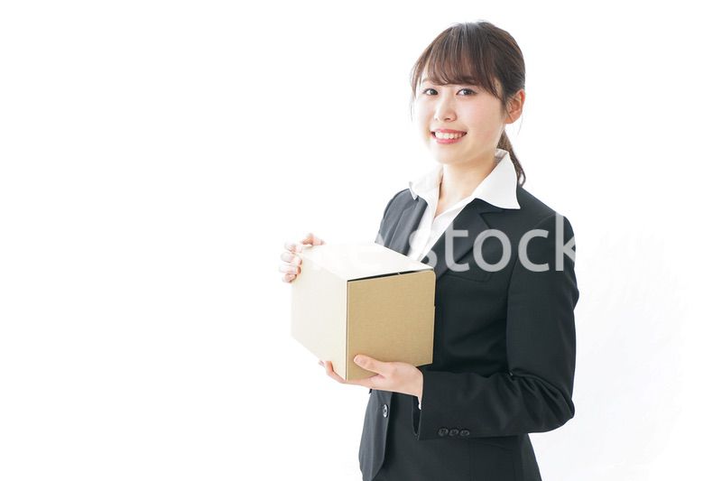ダンボールを持つビジネスウーマン・物流