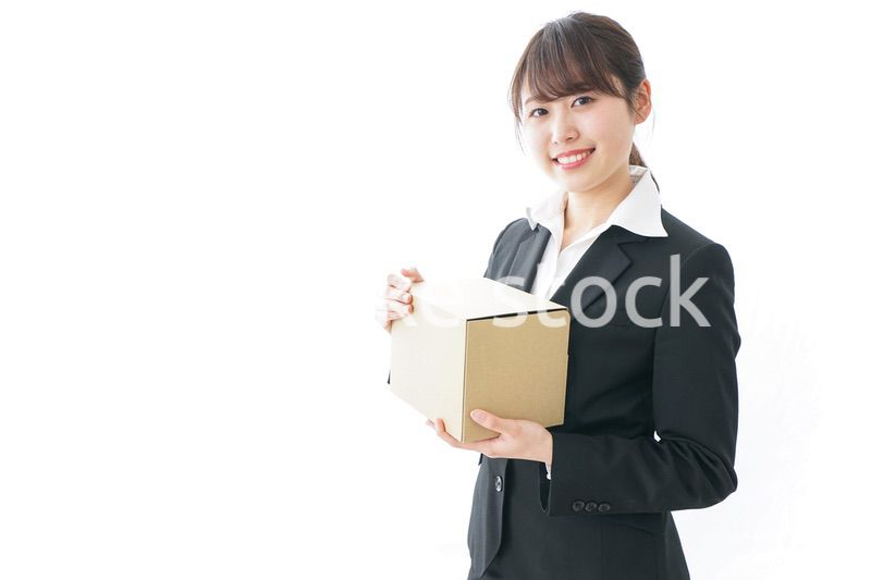 ダンボールを持つビジネスウーマン・物流