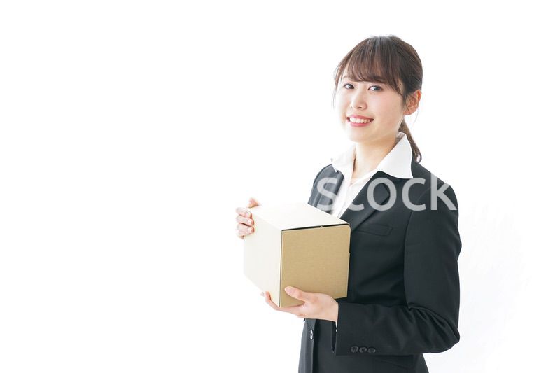 ダンボールを持つビジネスウーマン・物流