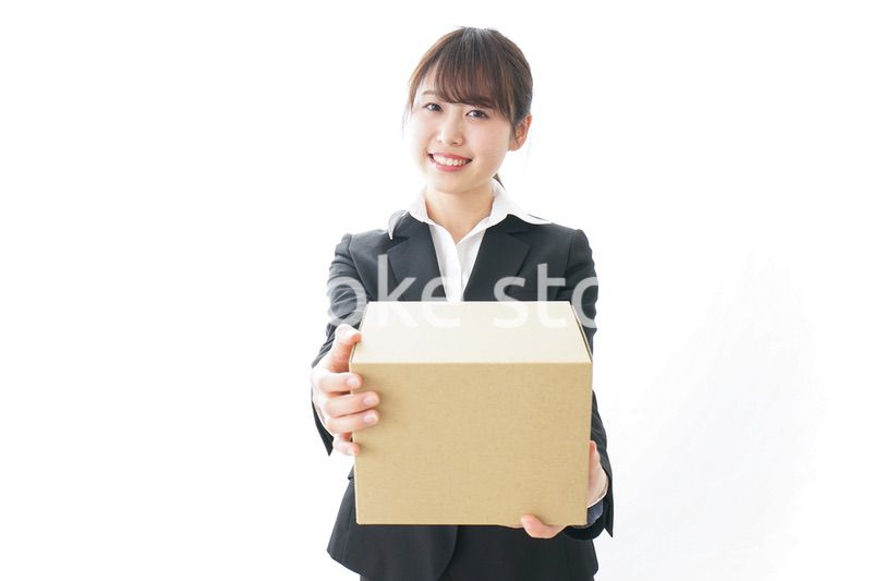 ダンボールを持つビジネスウーマン・物流