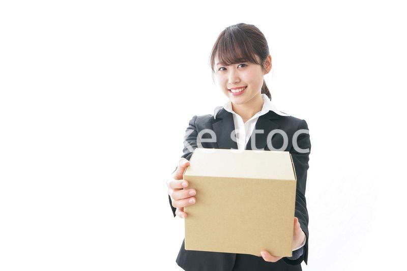 ダンボールを持つビジネスウーマン・物流