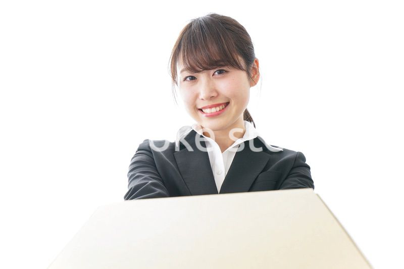 ダンボールを持つビジネスウーマン・物流