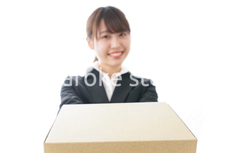 ダンボールを持つビジネスウーマン・物流