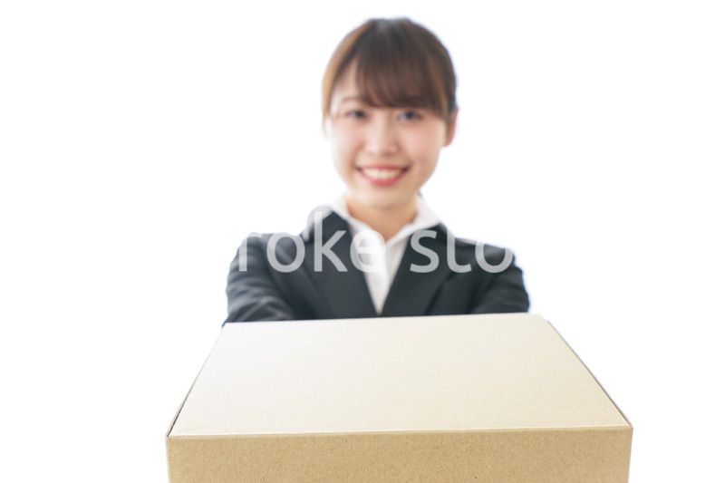 ダンボールを持つビジネスウーマン・物流