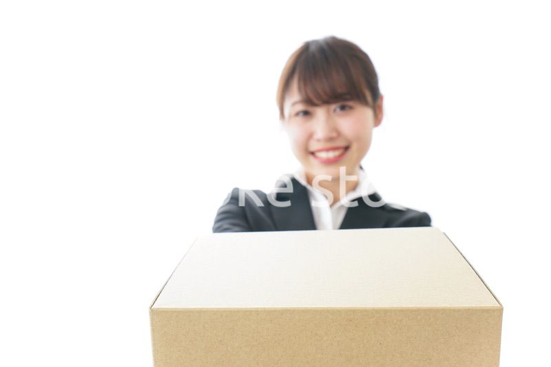 ダンボールを持つビジネスウーマン・物流