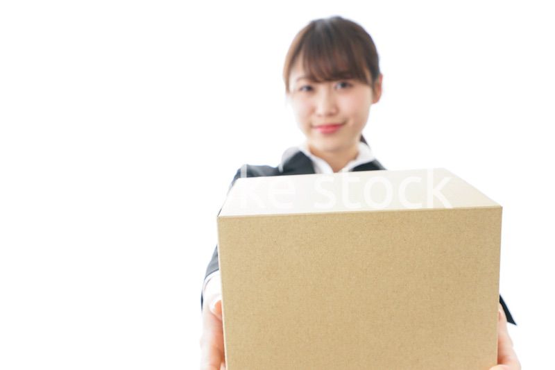 ダンボールを持つビジネスウーマン・物流