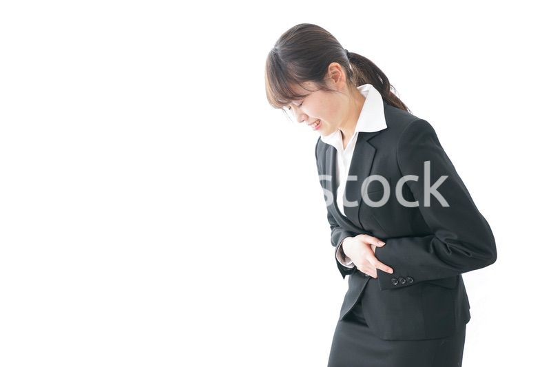 生理痛・腹痛で苦しむビジネスウーマン