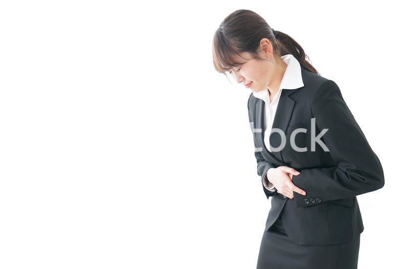 生理痛・腹痛で苦しむビジネスウーマン