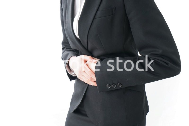 生理痛・腹痛で苦しむビジネスウーマン