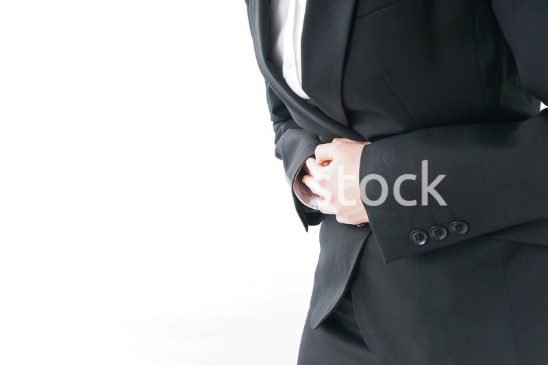 生理痛・腹痛で苦しむビジネスウーマン