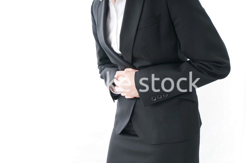 生理痛・腹痛で苦しむビジネスウーマン