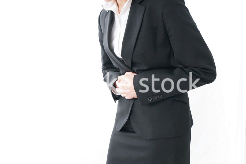 生理痛・腹痛で苦しむビジネスウーマン