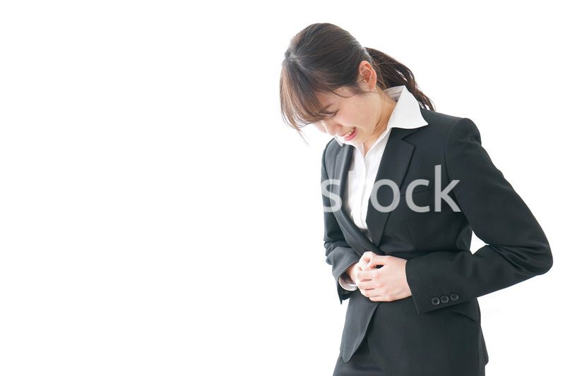 生理痛・腹痛で苦しむビジネスウーマン