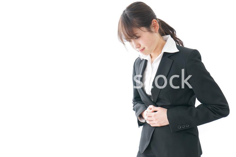 生理痛・腹痛で苦しむビジネスウーマン