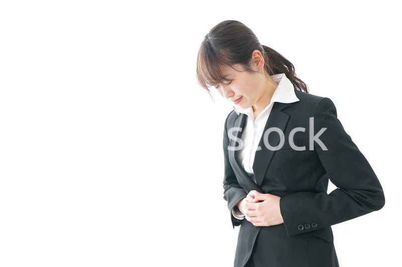 生理痛・腹痛で苦しむビジネスウーマン