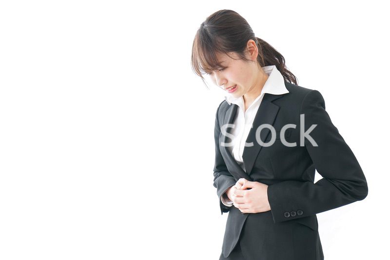 生理痛・腹痛で苦しむビジネスウーマン