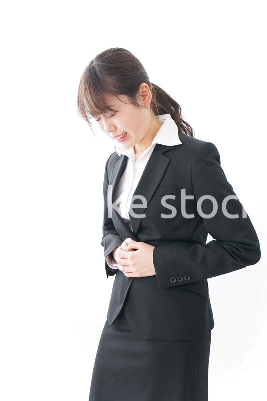 生理痛・腹痛で苦しむビジネスウーマン