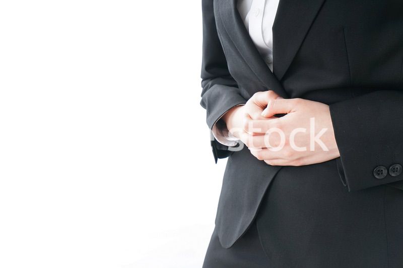 生理痛・腹痛で苦しむビジネスウーマン