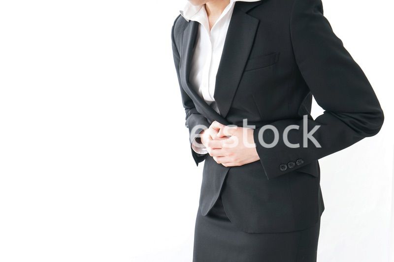 生理痛・腹痛で苦しむビジネスウーマン