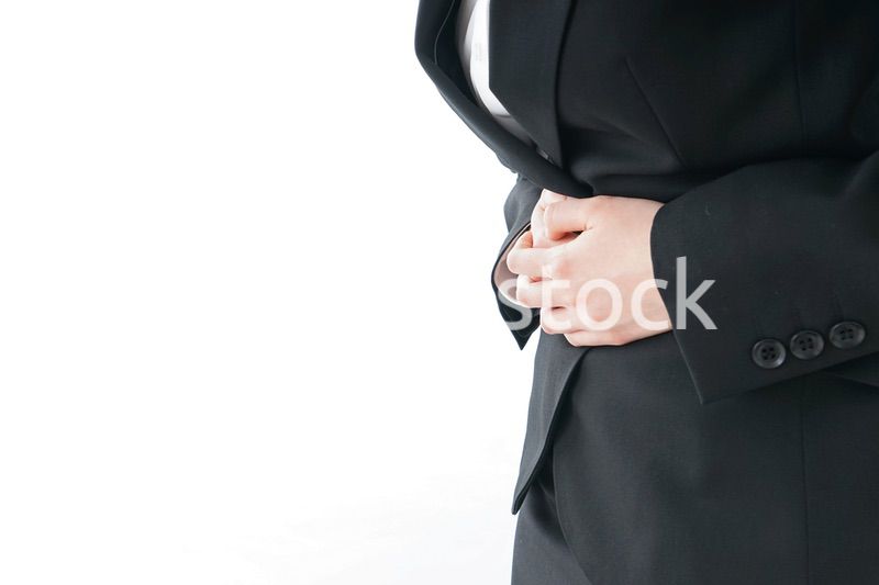 生理痛・腹痛で苦しむビジネスウーマン