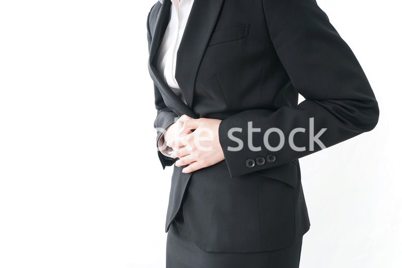 生理痛・腹痛で苦しむビジネスウーマン