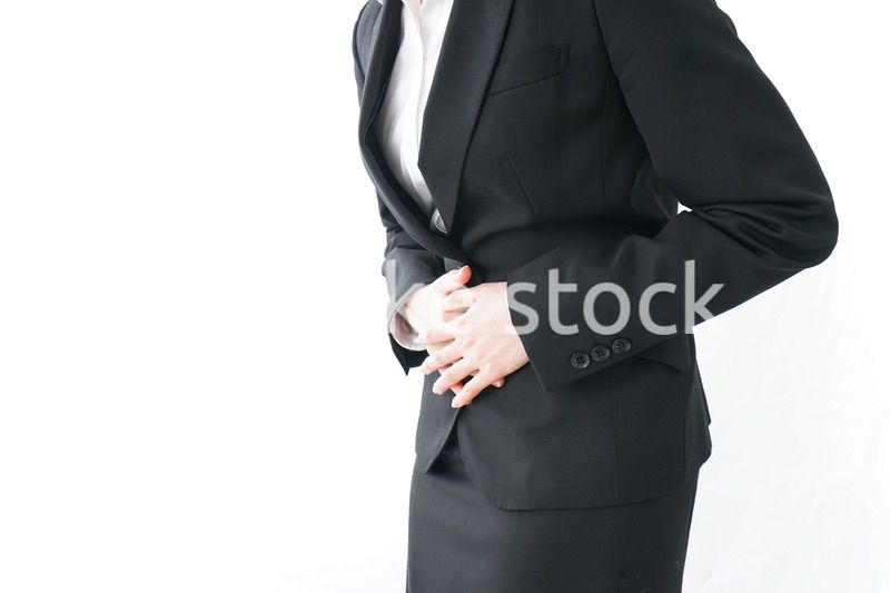 生理痛・腹痛で苦しむビジネスウーマン