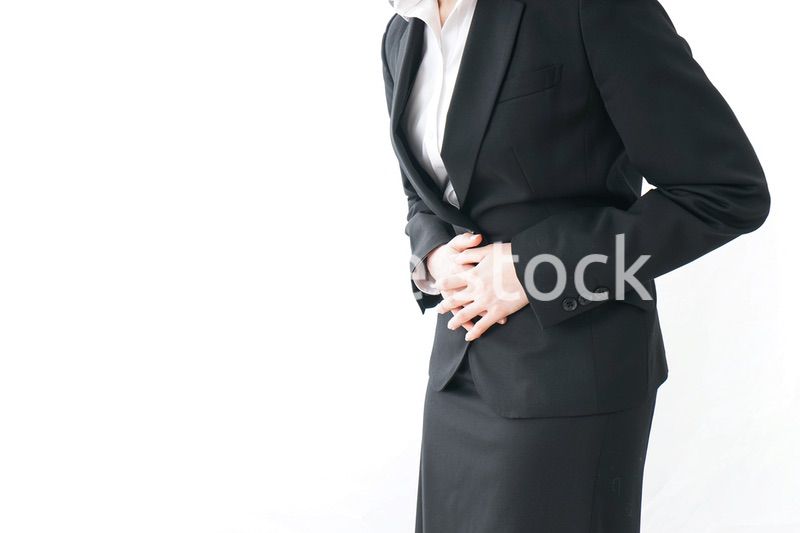 生理痛・腹痛で苦しむビジネスウーマン