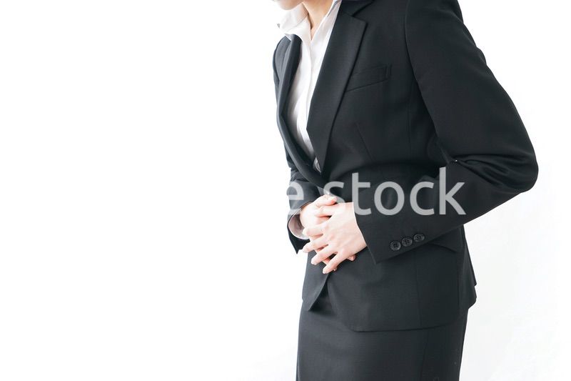 生理痛・腹痛で苦しむビジネスウーマン