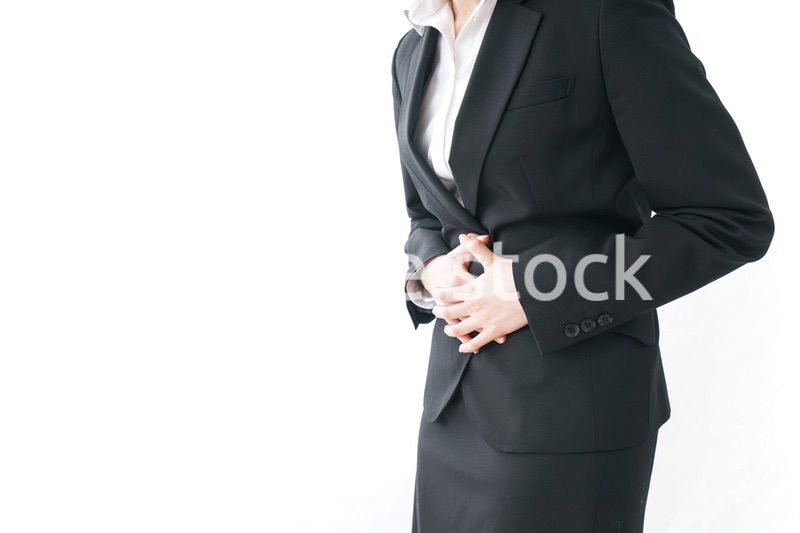 生理痛・腹痛で苦しむビジネスウーマン