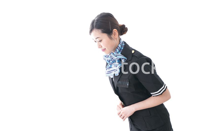 お辞儀をするキャビンアテンダント