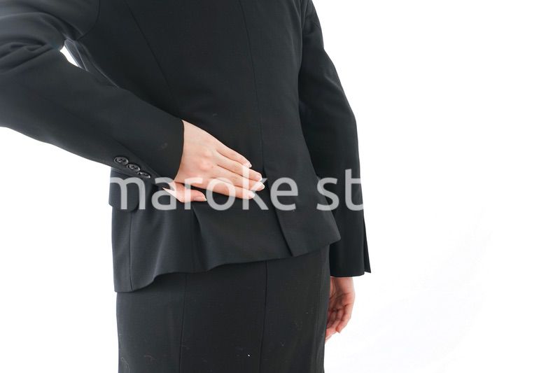 腰痛を感じるビジネスウーマン