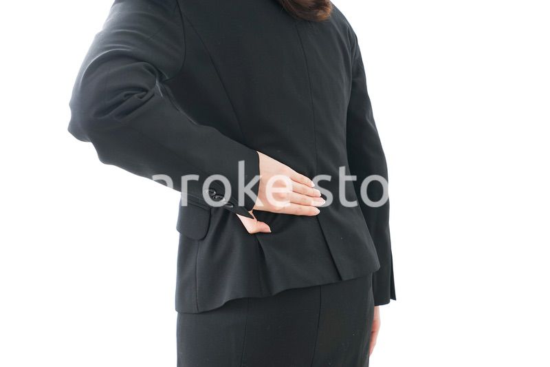 腰痛を感じるビジネスウーマン