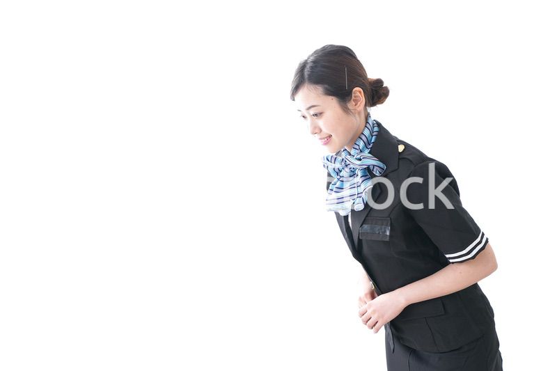 お辞儀をするキャビンアテンダント