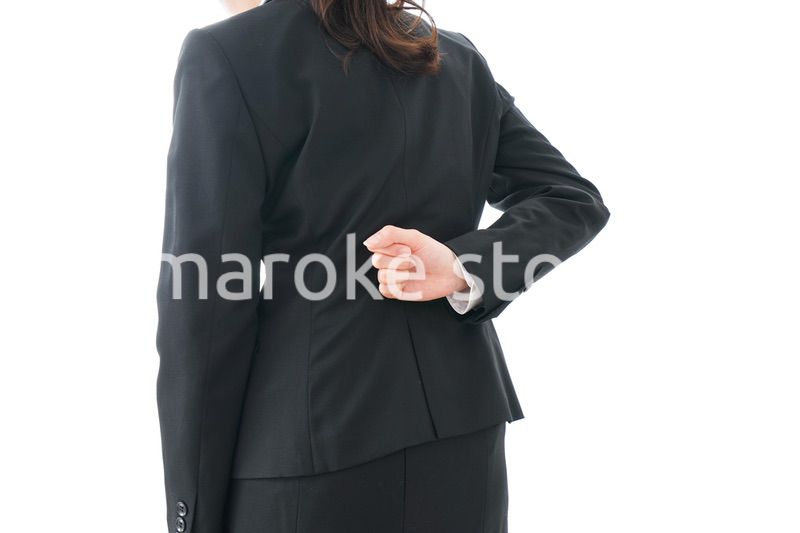 腰痛を感じるビジネスウーマン