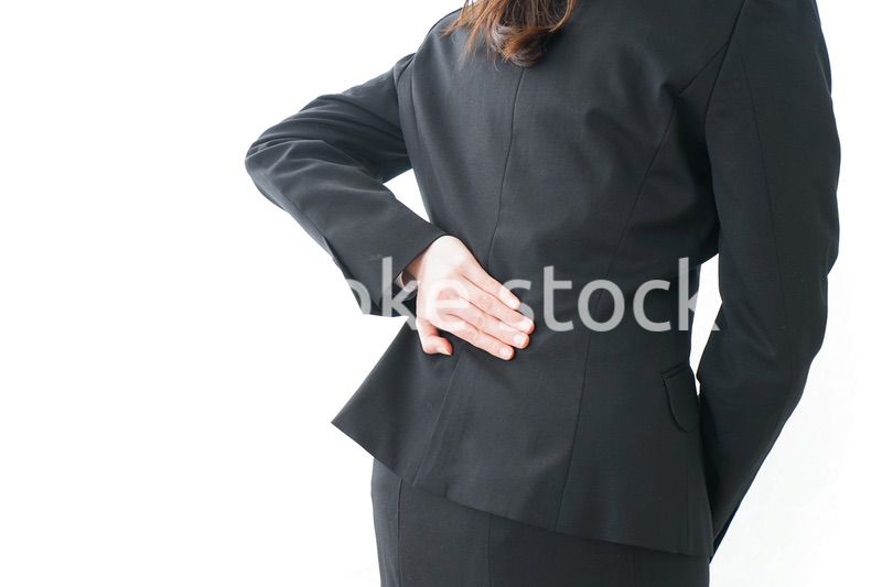 腰痛を感じるビジネスウーマン