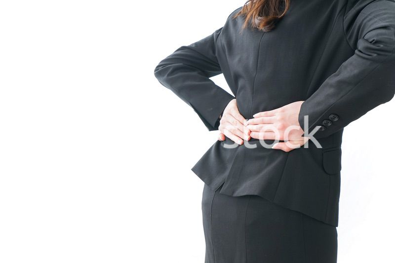 腰痛を感じるビジネスウーマン