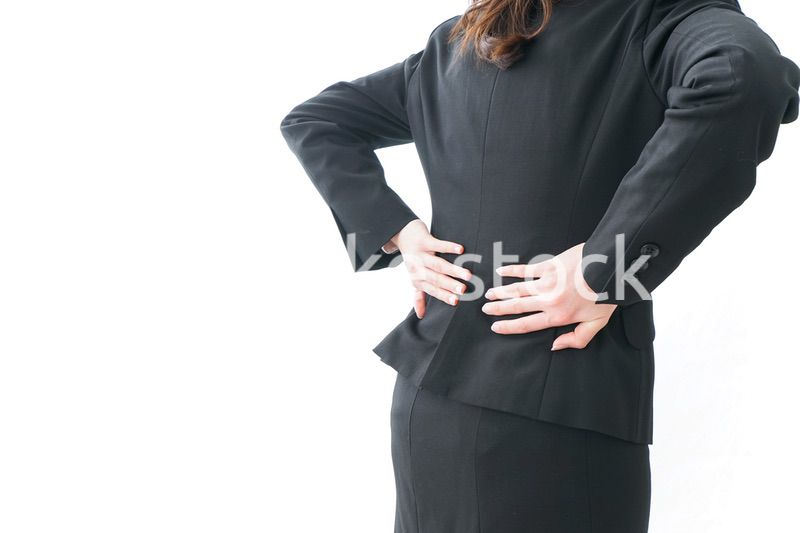 腰痛を感じるビジネスウーマン