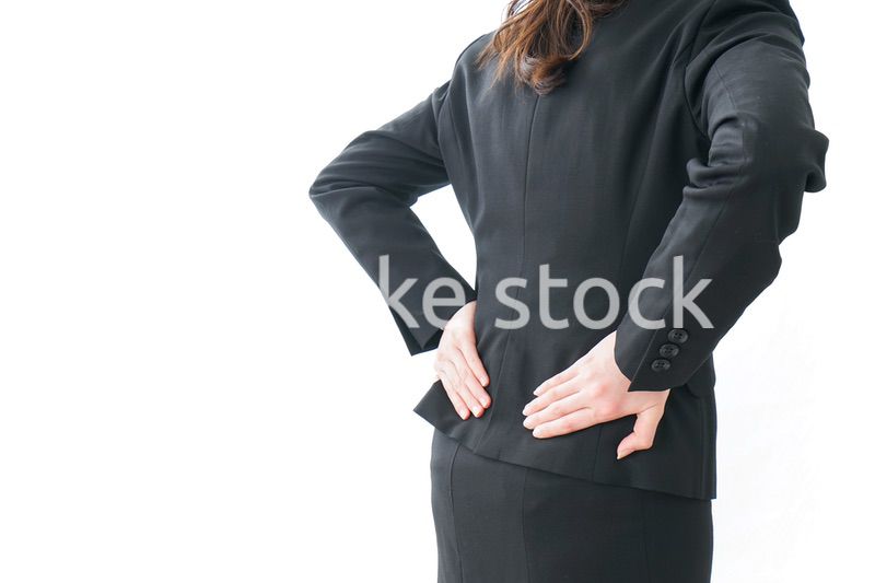 腰痛を感じるビジネスウーマン